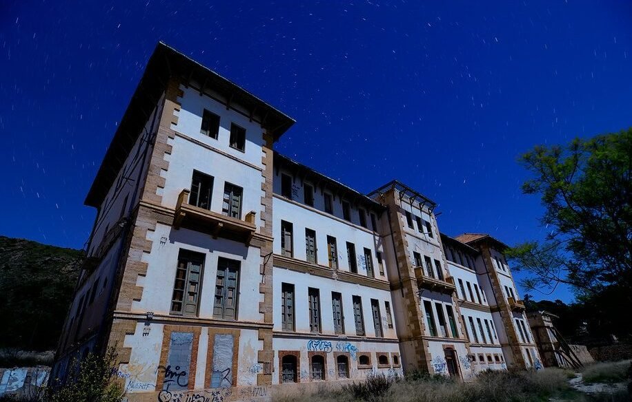 Vista del Preventorio de Aguas de Busot, envuelto en historias de actividad paranormal.