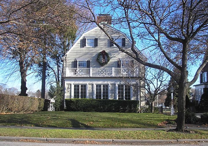 Casa de Amityville, famosa por su historia de fenómenos paranormales.