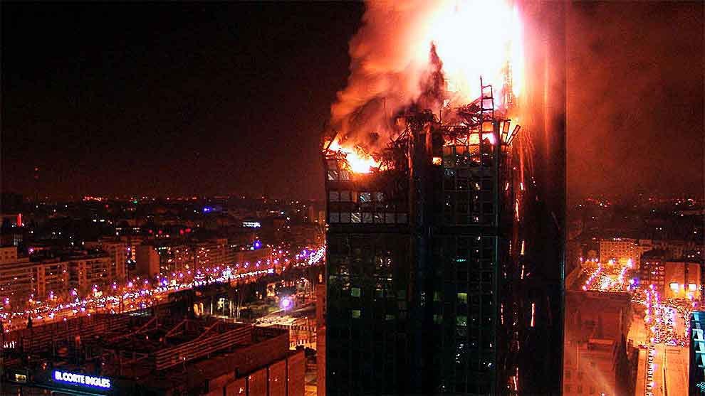 El rascacielos Windsor en Madrid envuelto en llamas durante la madrugada del 12 de febrero de 2005.